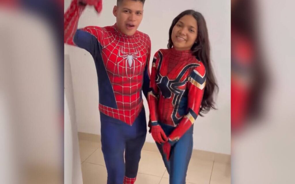 Nuevo vídeo porno de la Mujer Araña y su pareja - Porno Colombiano