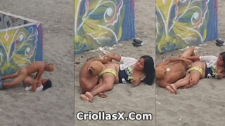 Pareja de amigos sorprendieron teniendo sexo en una playa de Ecuador – Porno Criollo