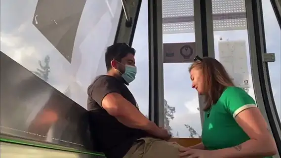 Video porno en Metro cable de Medellin Colombia
