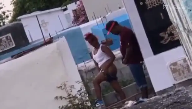 Puta dominicana singando en el cementerio