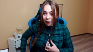Mihalina Novakovskaya Camisa ajustada que revela la contracción abierta