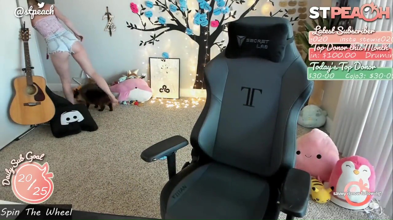 Stpeach usando pantalones cortos en la transmisión de twitch