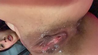 La joven se frotó rubdo rubbo en el clítoris