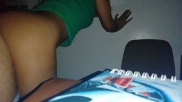 Dominicana de la UASD haciendo tarea con su amigo!