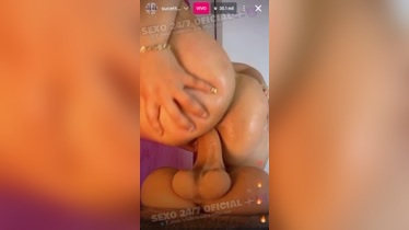 Laura Mendoza moviendose bien rico encima de un dildo