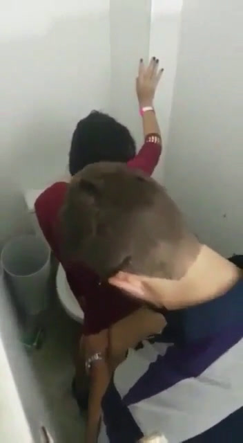 Pillados echando un rapidin en el baño
