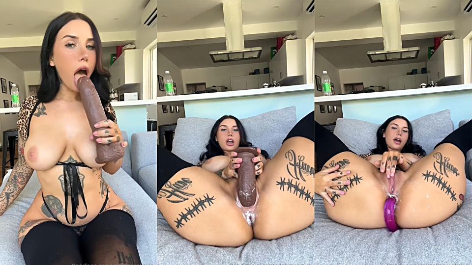 Se aplica mucho lubicante en su COÑO ROSADO para que el ENORME DILDO le entre suave