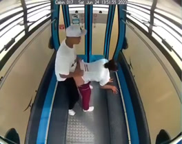Sexo público en el teleférico de una ciudad