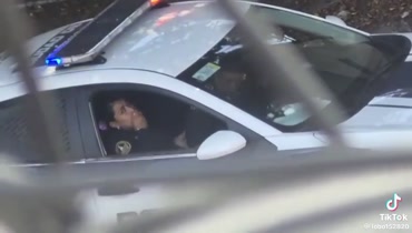 Video viral de la mujer policia masturbada por su compañero dentro del carro policial