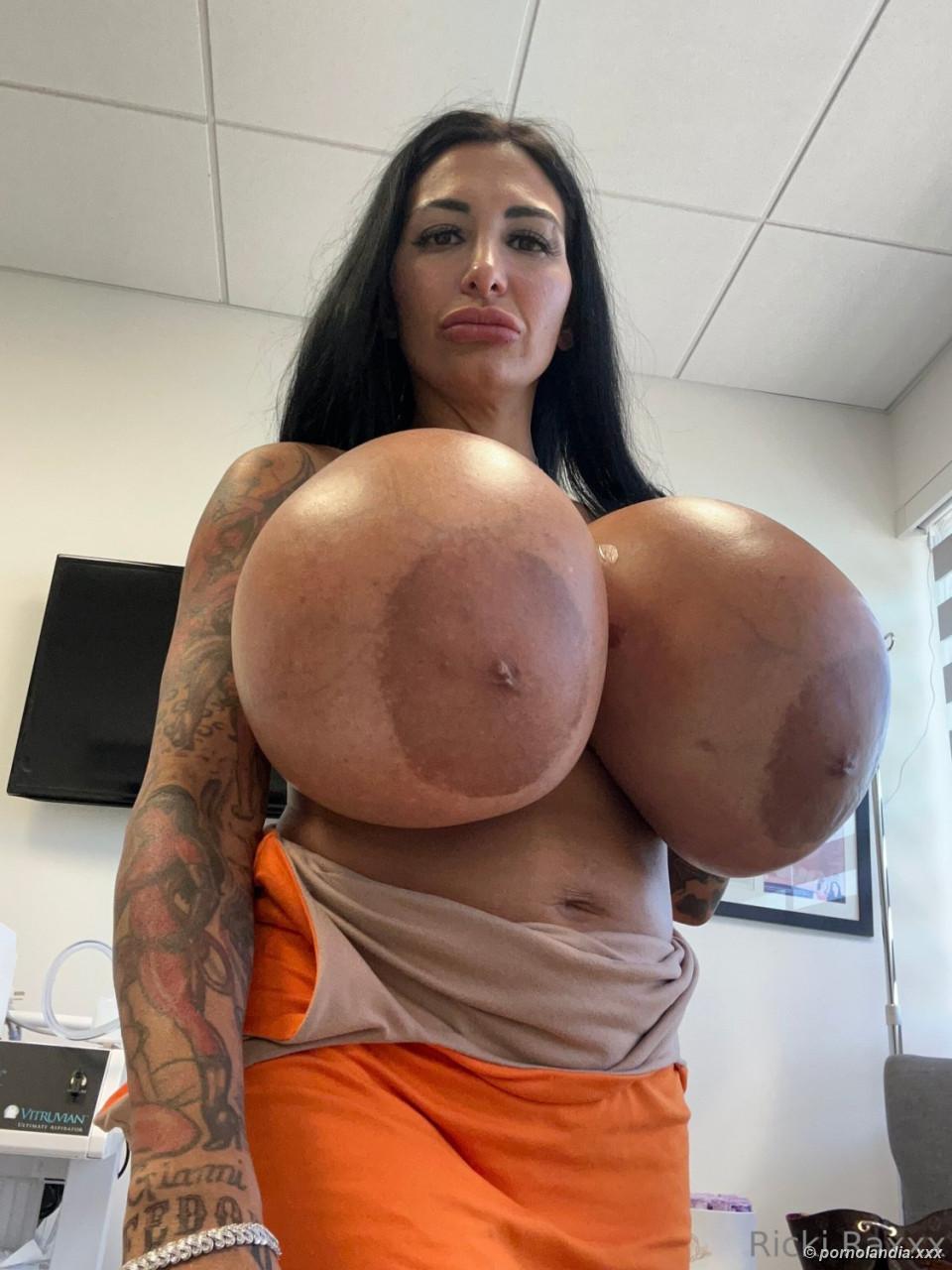 Mujer desnuda con grandes pechos - Foto 248874