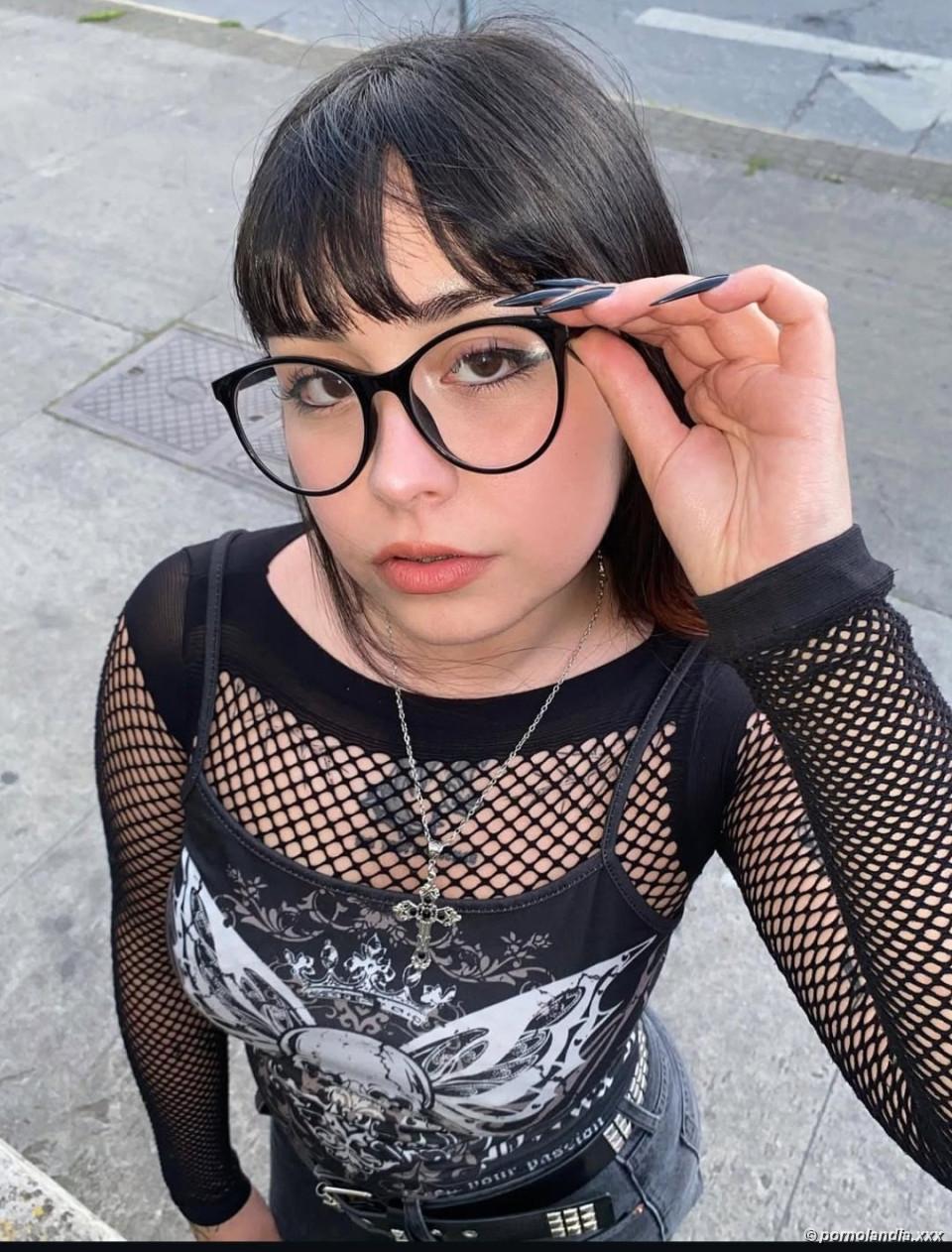 Chica gótica con gran culo desnuda mostrando cuerpo natural - Foto 247643