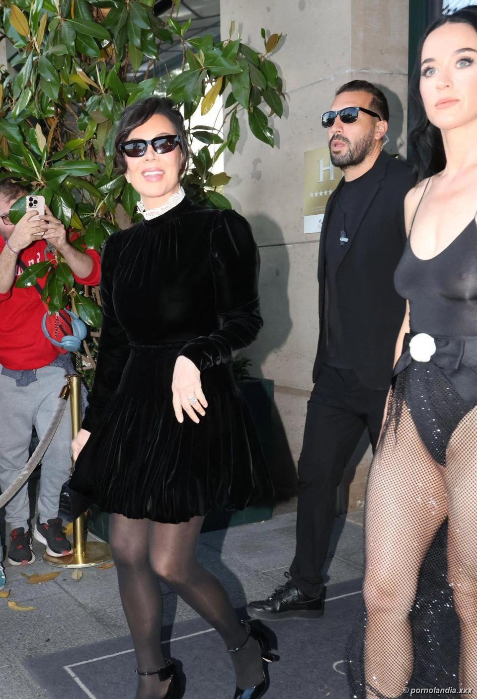 Katy Perry captada desnuda mostrando sus pechos sin sostén - Foto 247519
