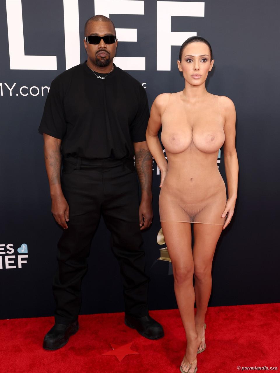 Bianca Censori luciendo Grammy con vestido transparente - Foto 246394
