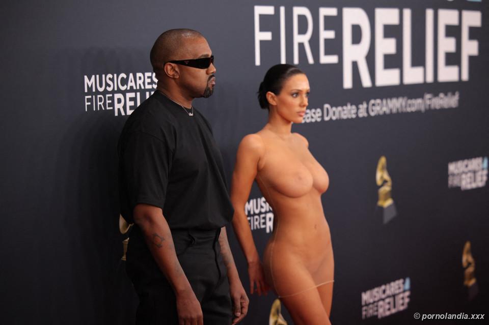 Bianca Censori luciendo Grammy con vestido transparente - Foto 246403