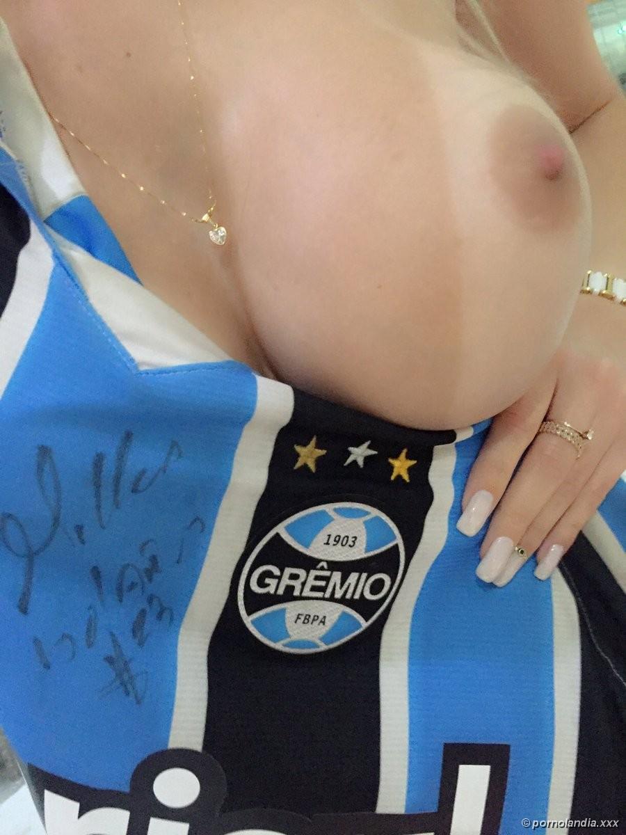 Fanática del Grêmio cayó desnuda en la red - Foto 125500