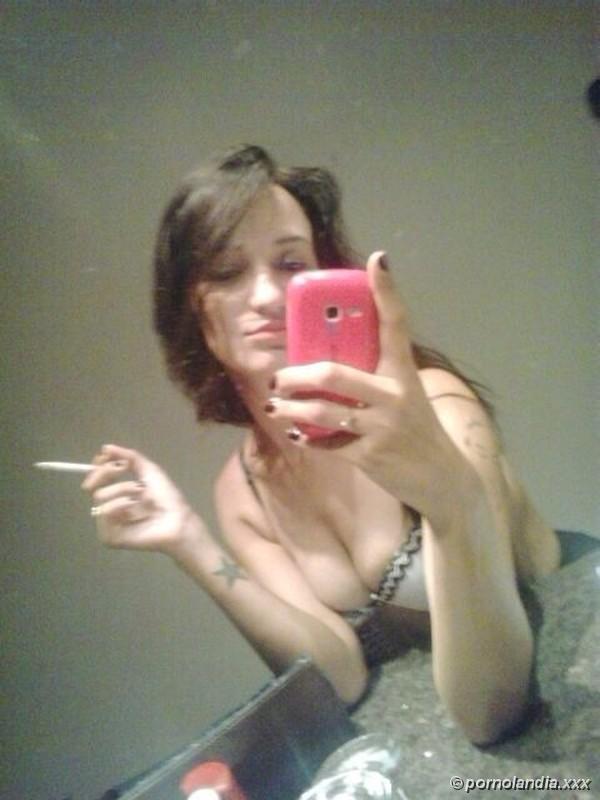 Morena metiéndose un taco de billar en su coño - Foto 111329