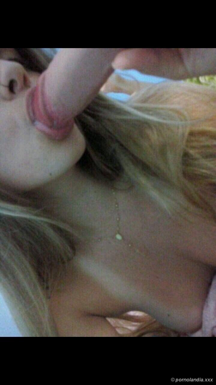 Joven rubia desnuda y chupando consolador se conectó - Foto 36333