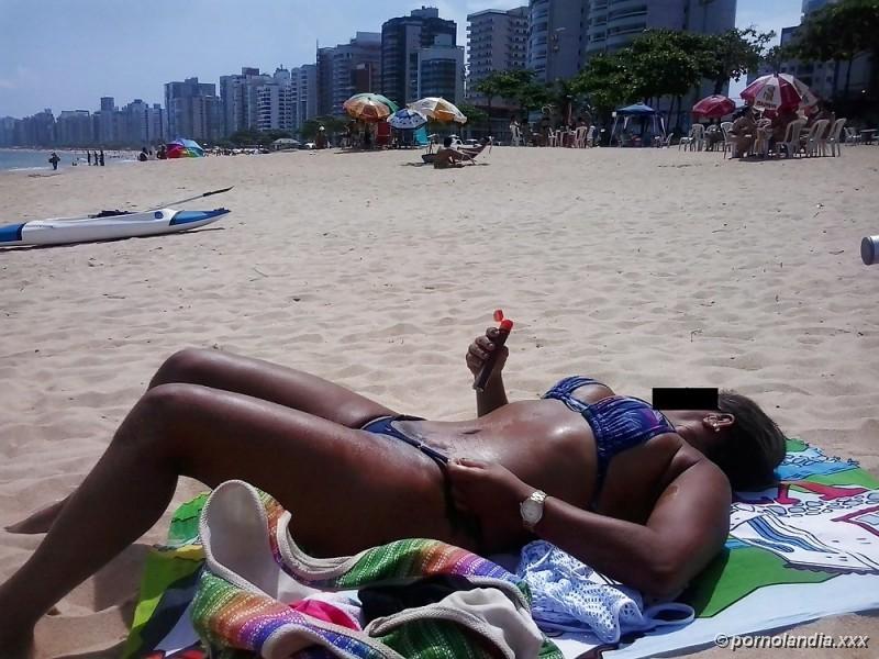Puta en la playa con bikini golpeada en el coño - Foto 35967