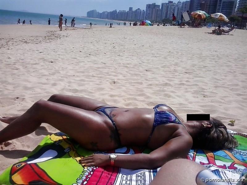 Puta en la playa con bikini golpeada en el coño - Foto 35968