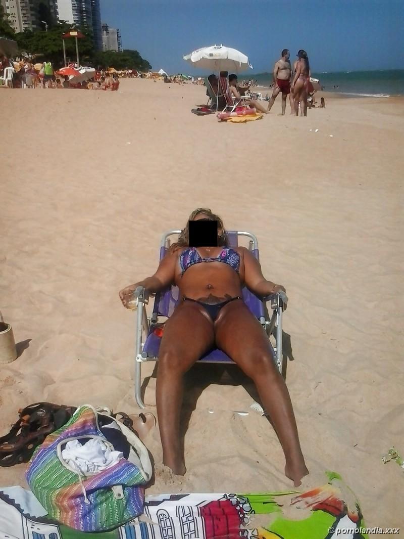 Puta en la playa con bikini golpeada en el coño - Foto 35970