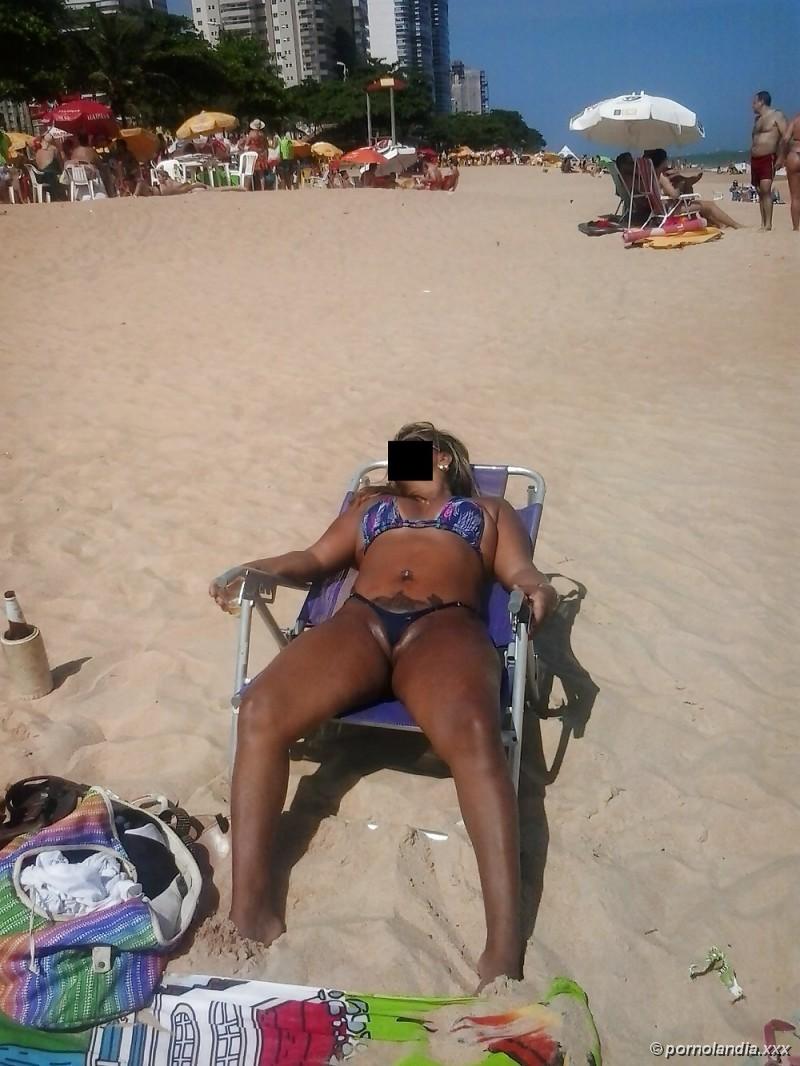 Puta en la playa con bikini golpeada en el coño - Foto 35971