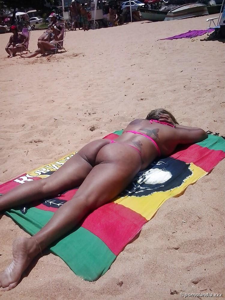 Puta en la playa con bikini golpeada en el coño - Foto 35975