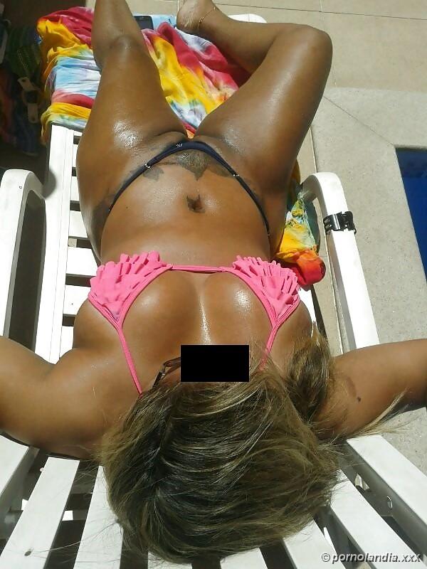 Puta en la playa con bikini golpeada en el coño - Foto 35980