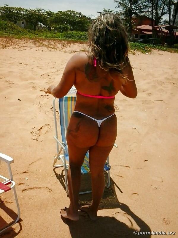 Puta en la playa con bikini golpeada en el coño - Foto 35986