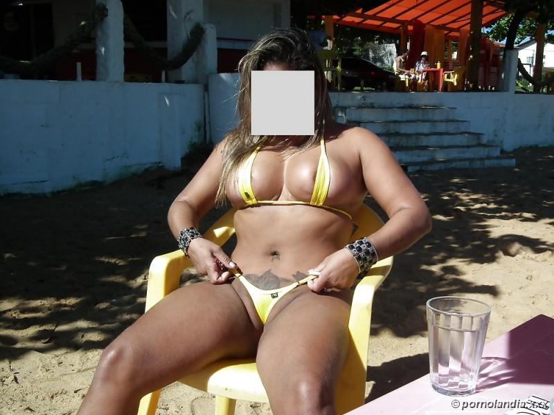 Puta en la playa con bikini golpeada en el coño - Foto 35989