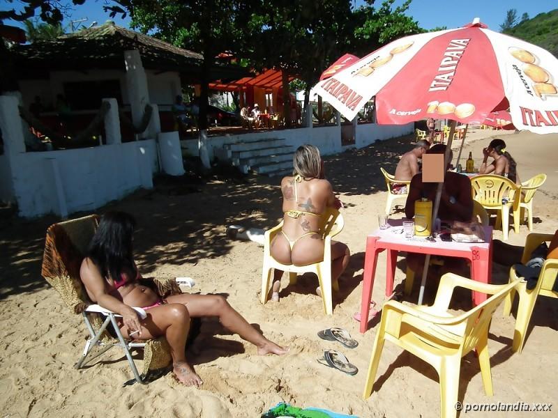 Puta en la playa con bikini golpeada en el coño - Foto 35991