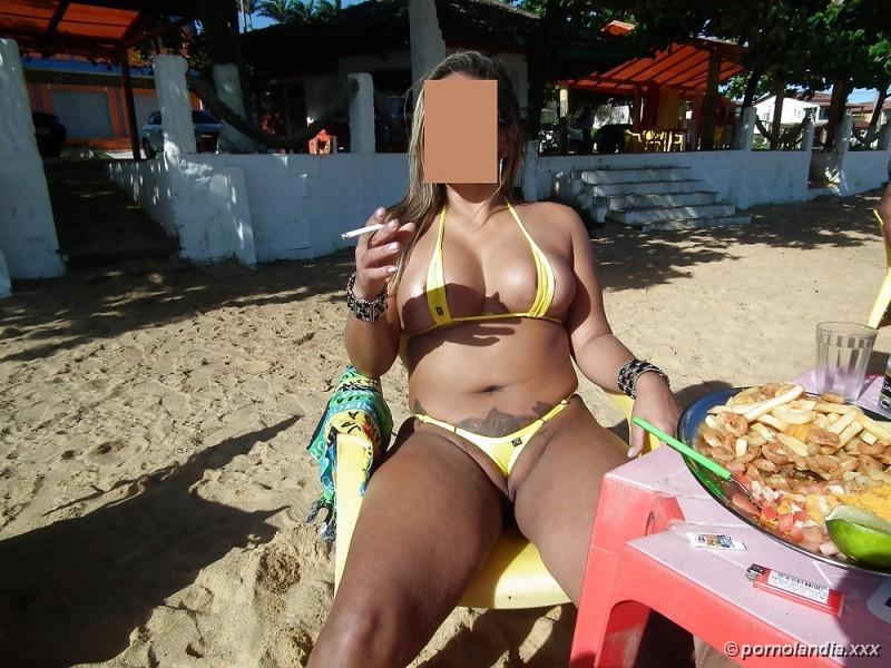 Puta en la playa con bikini golpeada en el coño - Foto 35993