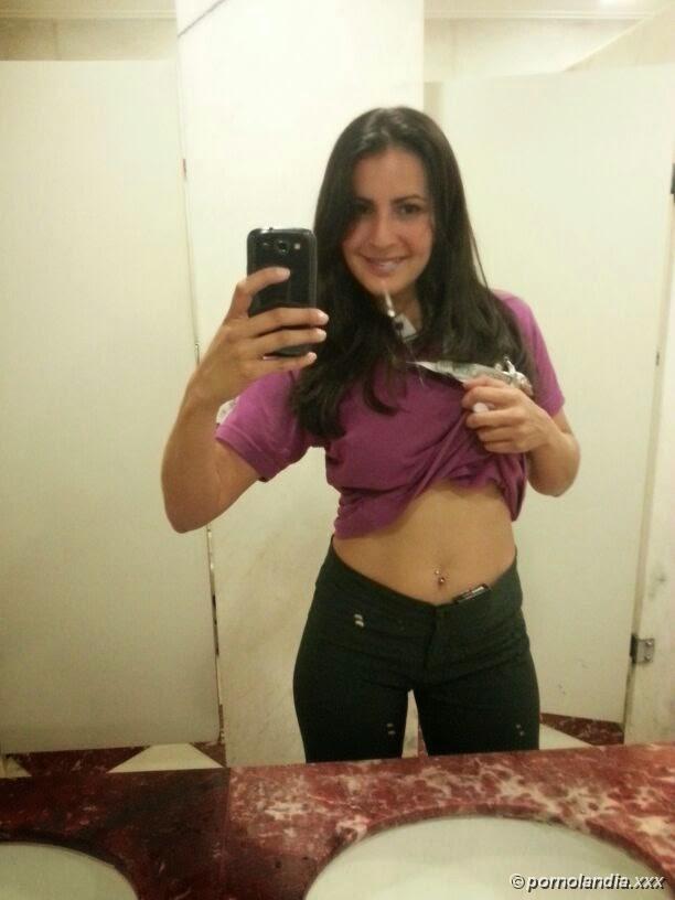 Asistente de Vivo tomó fotos desnuda en el trabajo y cayó en la red - Foto 17419