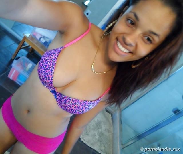 Hermosa Ninfa Morena Mostrando Su Coño Peludo - Foto 10195