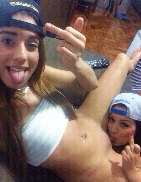 Amigos bebiendo y jugando sucio se conectaron - Foto 8841