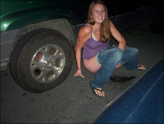 Chicas jóvenes meando drogadas después de una noche de fiesta - Foto 7124