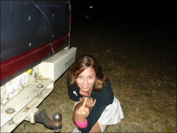 Chicas jóvenes meando drogadas después de una noche de fiesta - Foto 7125