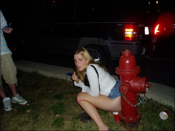 Chicas jóvenes meando drogadas después de una noche de fiesta - Foto 7128