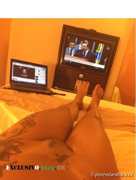 Chica joven caliente viendo impeachment desnuda - Foto 51807