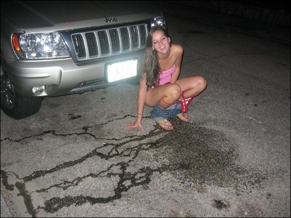 Chicas jóvenes meando drogadas después de una noche de fiesta - Foto 7122