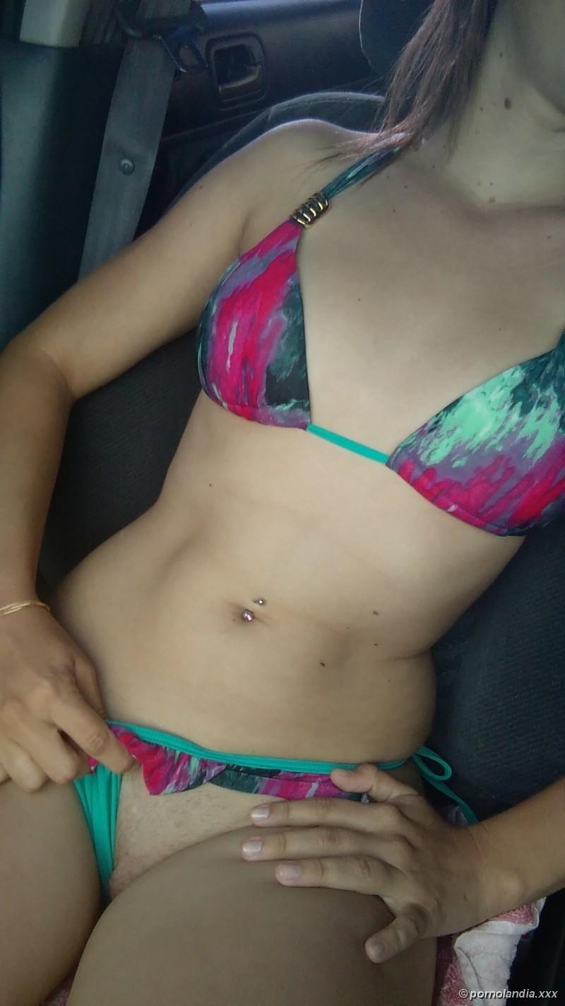 Novia joven presumiendo en el auto después de la playa - Foto 10132