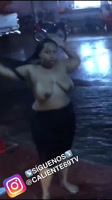 La RETARON  a quitarse la ROPA