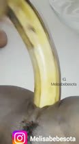 Melisabebesota se masturba con un tremendo plátano