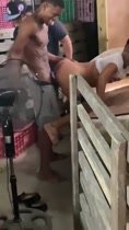 Singando una mala en la parte trasera del colmado