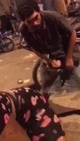 Viral hombre se hace una paja mirándole el culo
