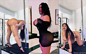 Nola carolina dando un gran espectáculo de stripper desnuda