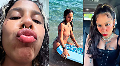 La rapera dominicana Tokischa mirándose al espejo y mostrando sus tetas